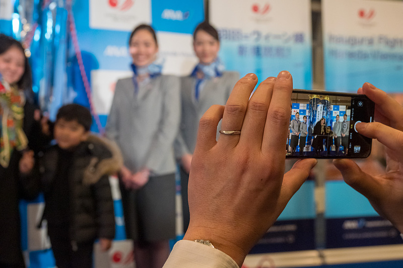 CAや地上旅客スタッフが気軽に記念撮影に応じていた