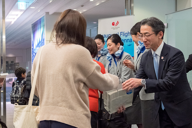 搭乗客全員に初便の記念品をプレゼント。満席近い209名が搭乗した