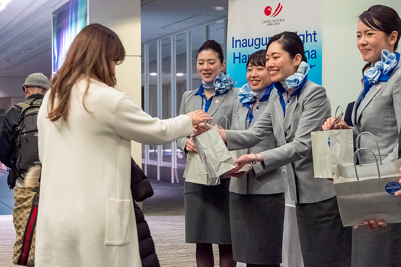 搭乗客全員に初便の記念品をプレゼント。満席近い209名が搭乗した