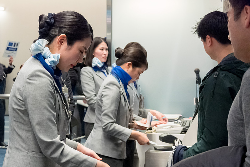 搭乗客全員に初便の記念品をプレゼント。満席近い209名が搭乗した