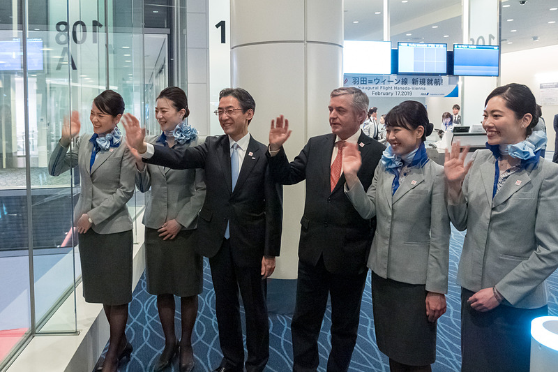 駐日オーストリア大使 フーベルト・ハイッス氏（右から3番目）も地上から見送り