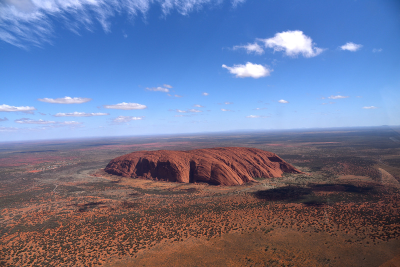 ヘリコプターに乗り上空からウルルの壮大さを堪能