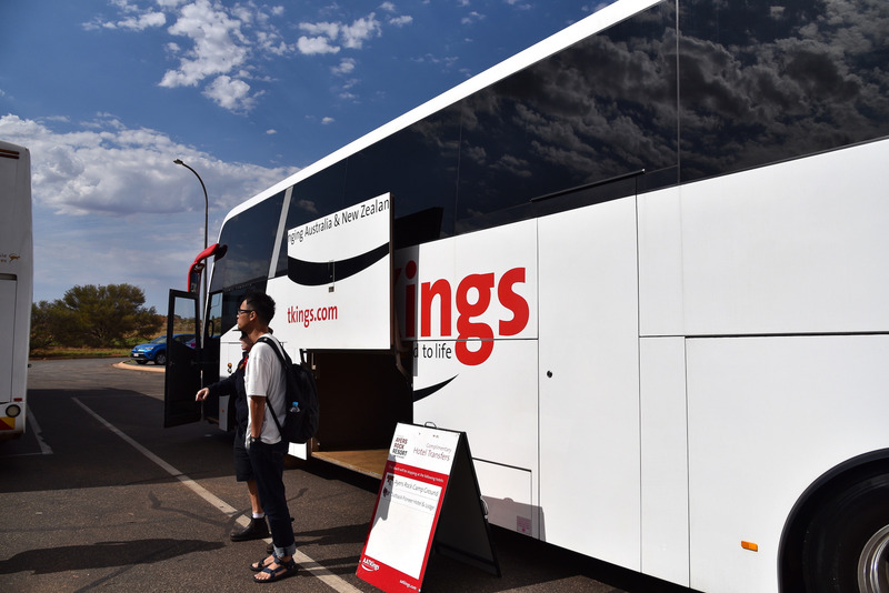 シャトルバスが待機しているので乗り込もう