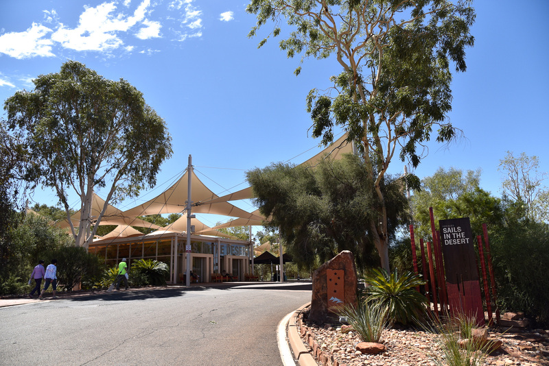 エントランス周辺では帆が涼しい木陰を作っている