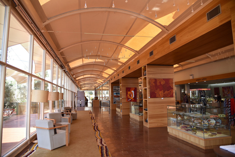 ロビーエリアは広々。「マルガラ ギャラリー」でアナング族による作品を手に入れてもいい