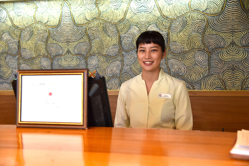 向かって右側に日本語サービスデスクが。スタッフの菜々子さんが笑顔で迎えてくれた