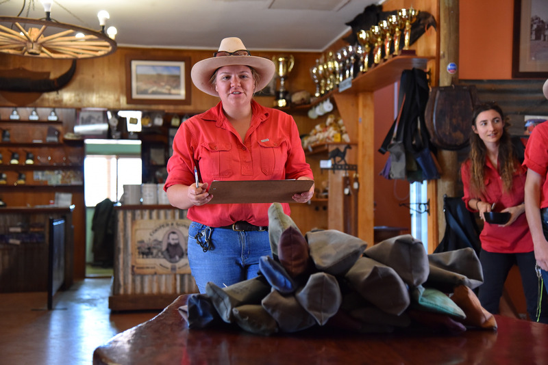 注意事項をスタッフから聞く