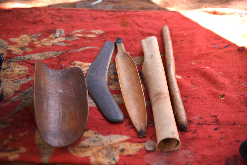 中央は狩りに使うカリ（ブーメラン）とミル。サイドにピティとワナ