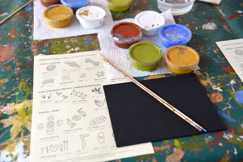 併設される作品制作エリアへ移動し、自分の物語を描く。キャンバスと絵の具＆筆一式。モチーフ解説書が置いてある