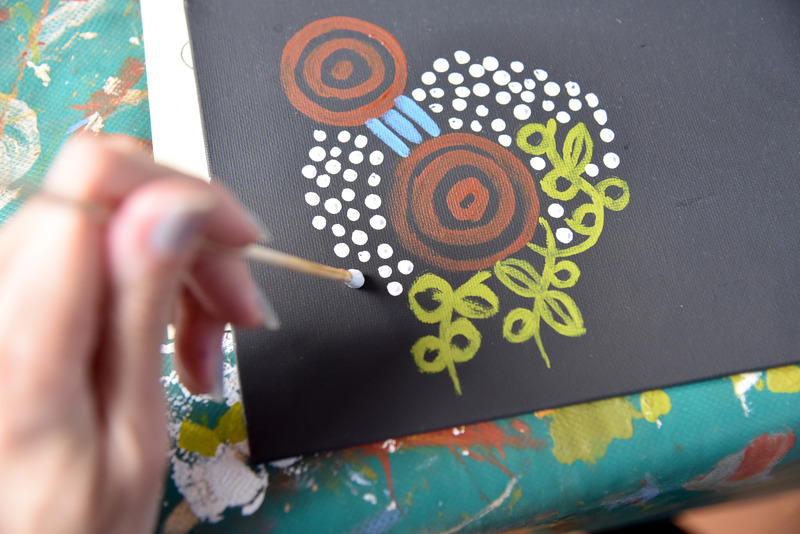 アリスさんの説明を思い出しつつ、モチーフの解説書を見ながら集中