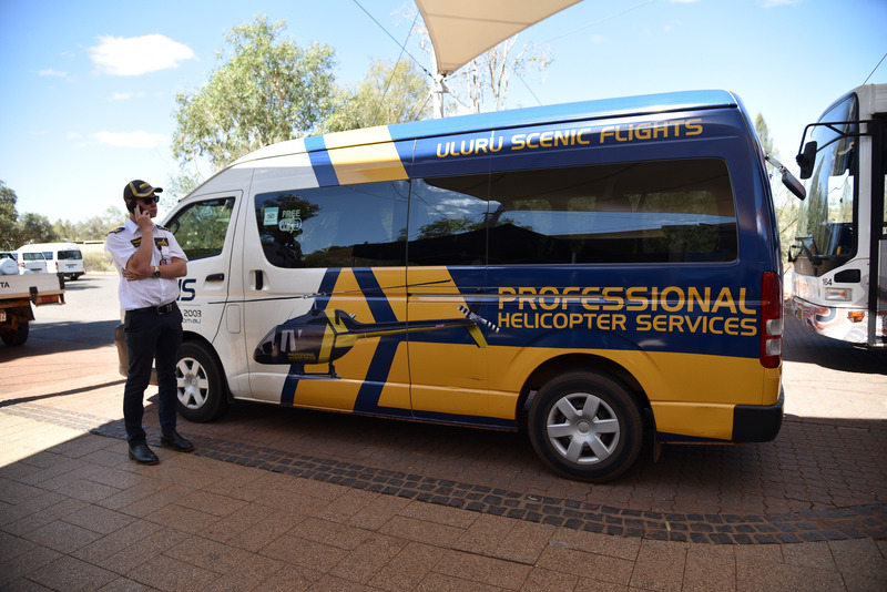 エントランスで専用シャトルバスが迎えてくれる