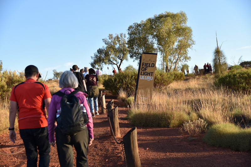 シャトルバスを降りたあとはサンセット会場へ徒歩で約5分移動