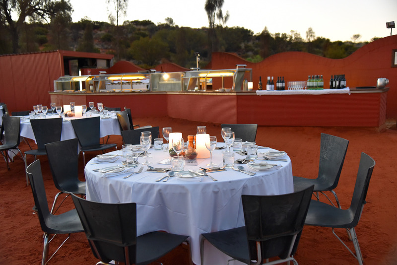 赤と白のコントラストが美しいディナー会場