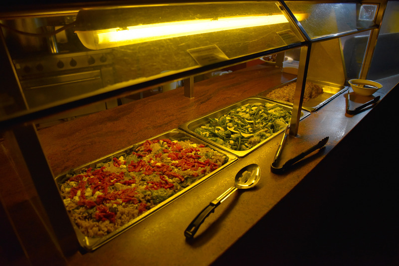 通常のサラダとともに「Braised crocodile, shaved vegetable ＆ fragrant herb salada」も