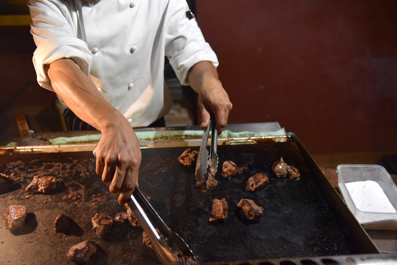 ジューシーに肉を焼き上げてくれるブース