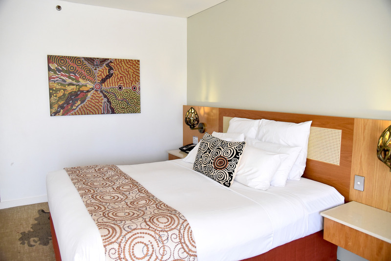 アナング族創世についてのアートが飾られた客室