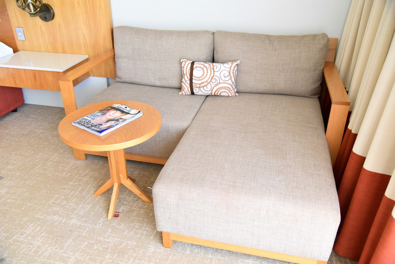 足を伸ばせる大きめのソファ