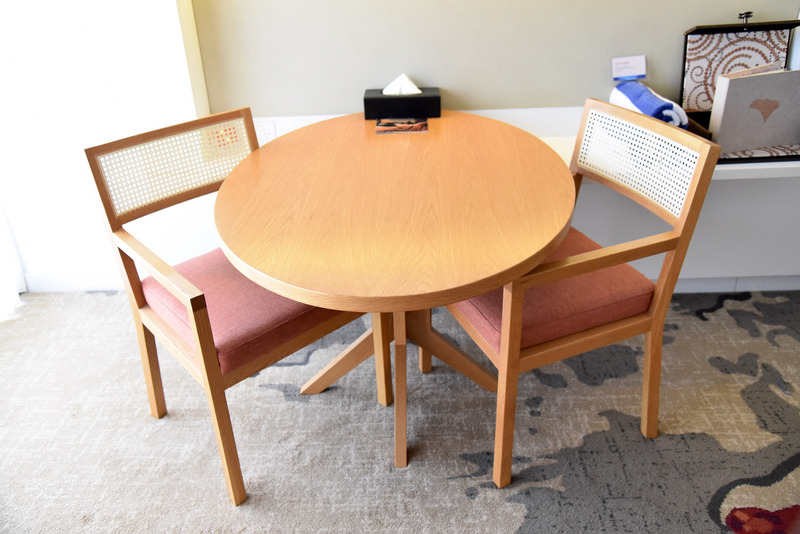 軽食をとったり作業をしたりするためのデスク