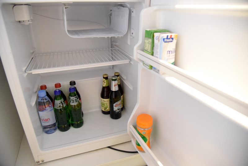 冷蔵庫内はソフトドリンクやミルクなどが揃っていた