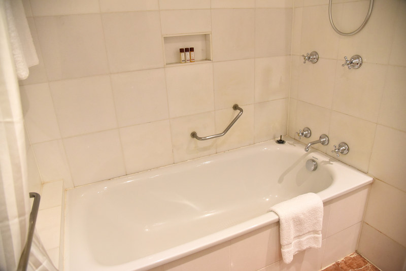 足をぐっと伸ばしても余裕サイズのバスタブ