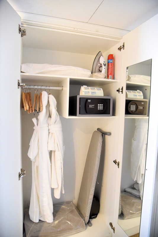 クローゼットにはガウンやアイロン、セキュリティボックスなどが揃っている