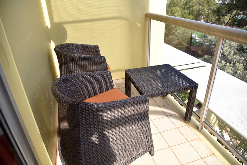 ベランダにはチェアとテーブルを設置