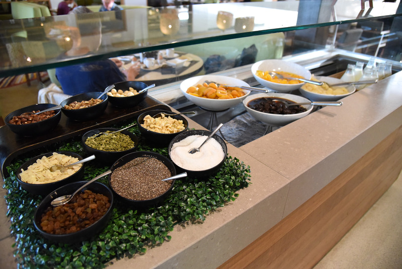 「イルカリ レストラン」のビュッフェ。各ステーションに分かれている。こちらはフルーツやシード類