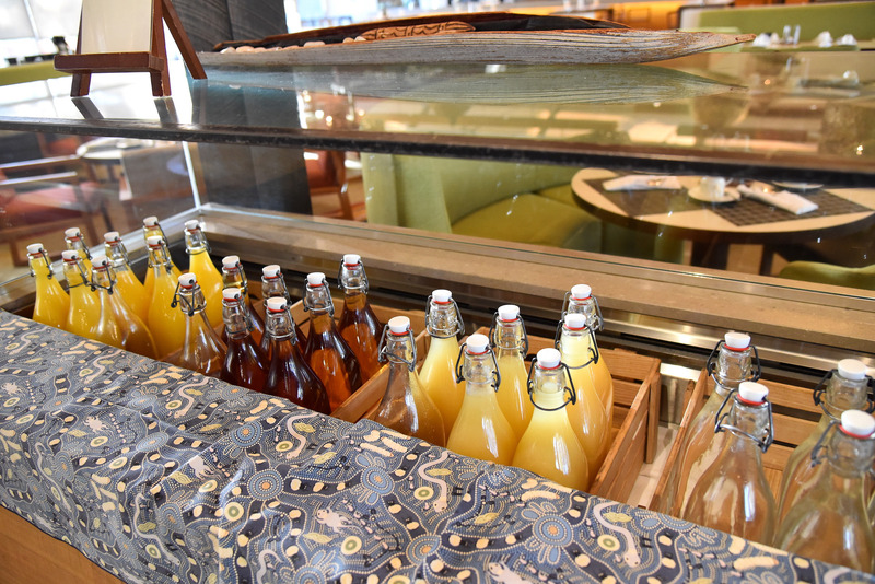 瓶入りのアップルやオレンジジュースが揃う