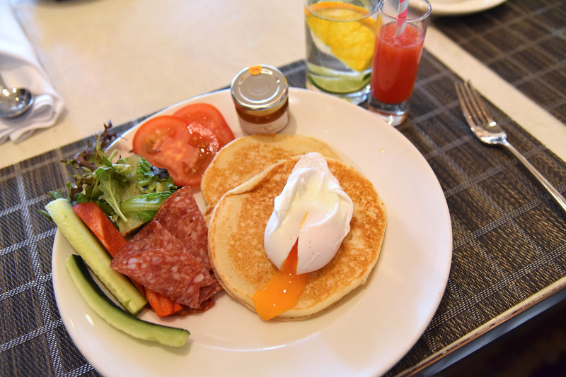 ライブキッチンでポーチドエッグをオーダーし、パンケーキにオン