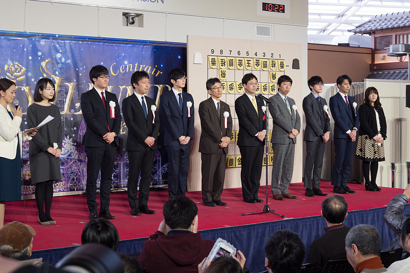 将棋フェスティバルには10名のプロ棋士・女流棋士が参加。左から室田伊緒女流二段、石田直裕五段、船江恒平六段、斎藤慎太郎王座、佐藤康光九段、森下卓九段、杉本昌隆七段、三枚堂達也六段、都成竜馬五段、中澤沙耶女流初段