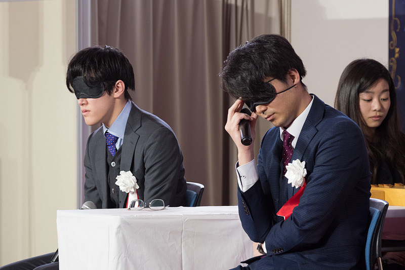 公開対局は午前、午後に1回ずつ行なわれ、午前中は「プロのすごさを分かっていただける」（都成五段）と語る目隠し対局で、三枚堂達也六段と都成竜馬五段が対戦。解説を杉本昌隆七段、聞き手を中澤沙耶女流初段が務めた