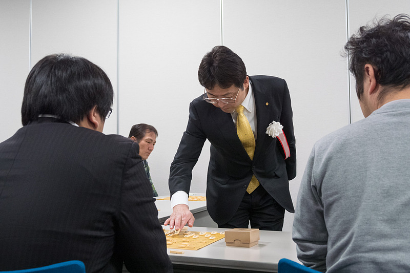 プロ棋士・女流棋士が6名と同時に対局する6面指しで指導対局。午前の部は、（写真左から）斎藤慎太郎王座、佐藤康光九段、森下卓九段という豪華な顔ぶれ