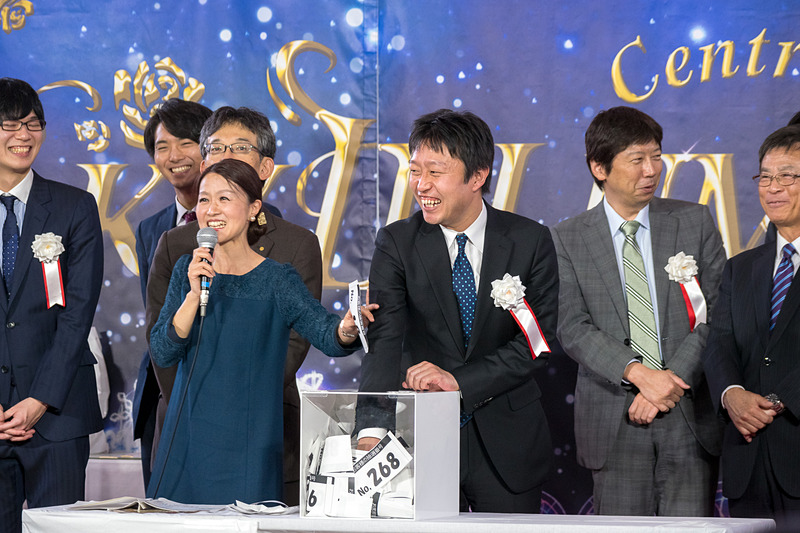 各棋士が揮毫した色紙などをプレゼント。船江六段の抽選では、3度引いても当選者が現われず会場が笑いに包まれた