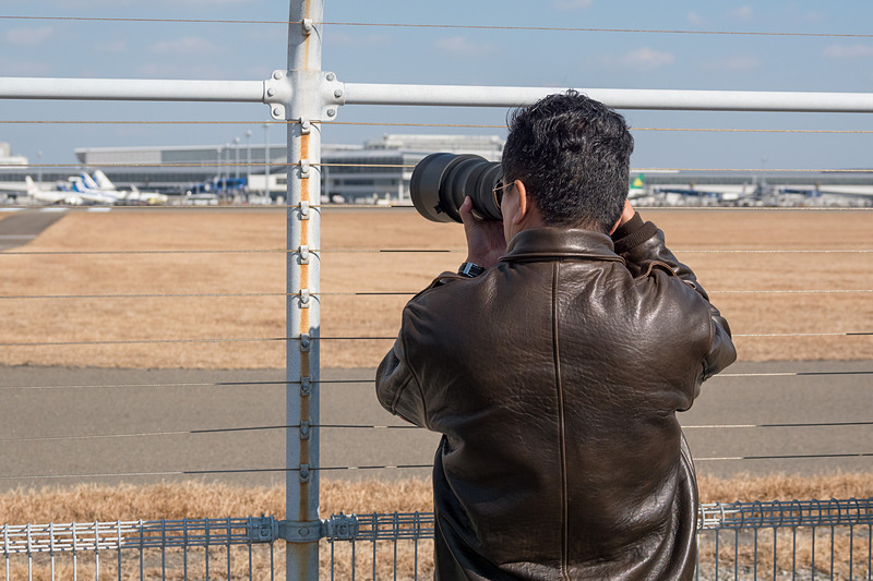 セントレアSNSファン向けの見学ツアー。航空写真家のチャーリィ古庄氏が案内