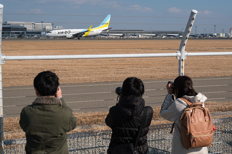 滑走路を挟んでターミナルの向かい側にあるポイントでバスから降りて見学。いろいろな飛行機が離着陸する様子を間近で楽しんだ