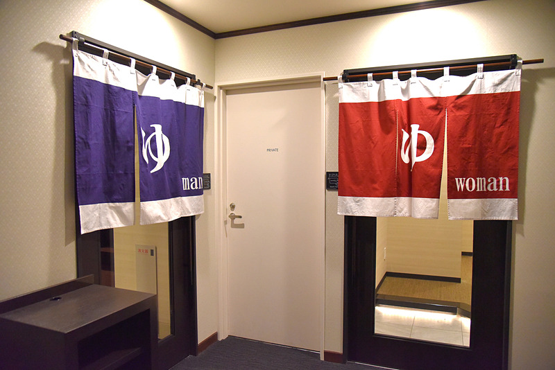 温泉へ入るときはルームキーでの扉の解鍵が必要となる