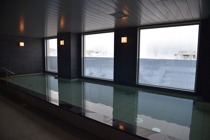 男湯の大浴場。小樽運河に面している