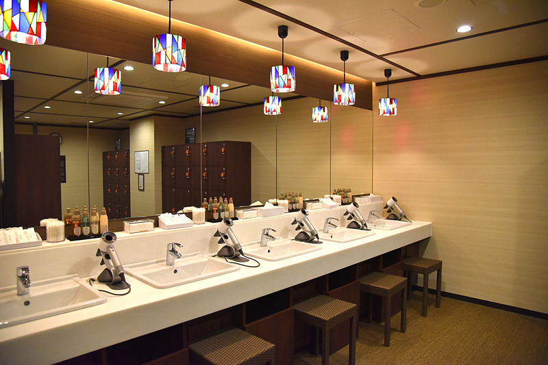 ガラスのランプがキュート。ドライヤーはダイソン製