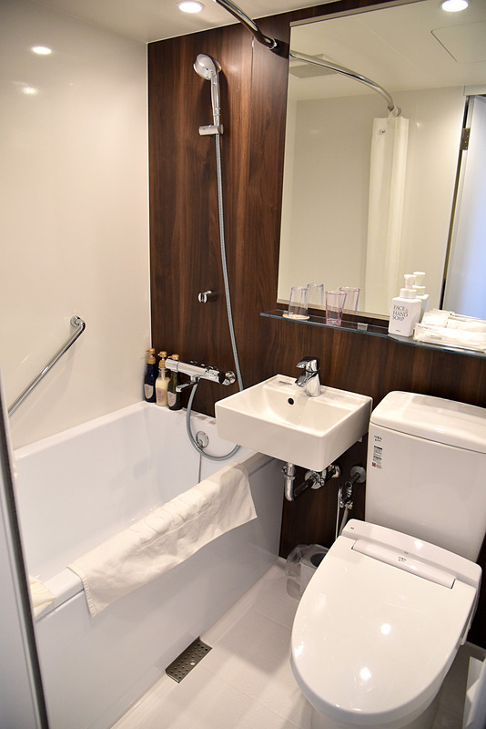 明るく清潔感のあるユニットタイプのバスルーム