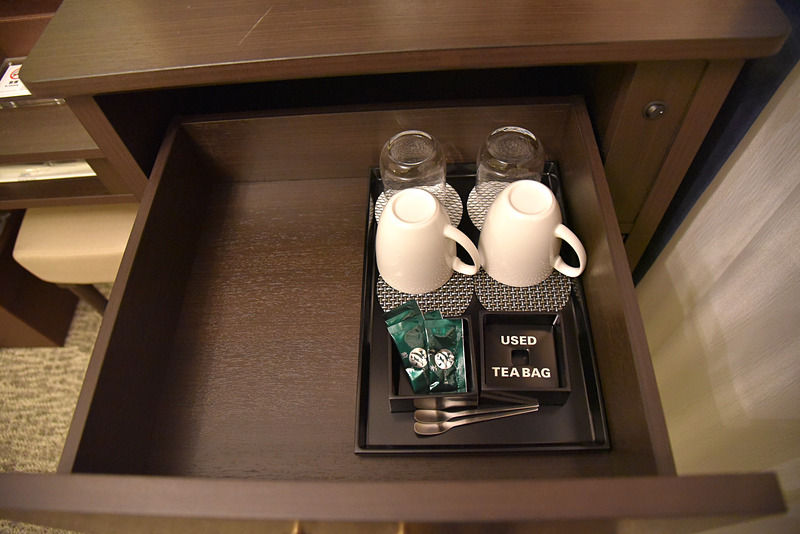 ミニテーブル脇の棚にはカップや緑茶などを用意