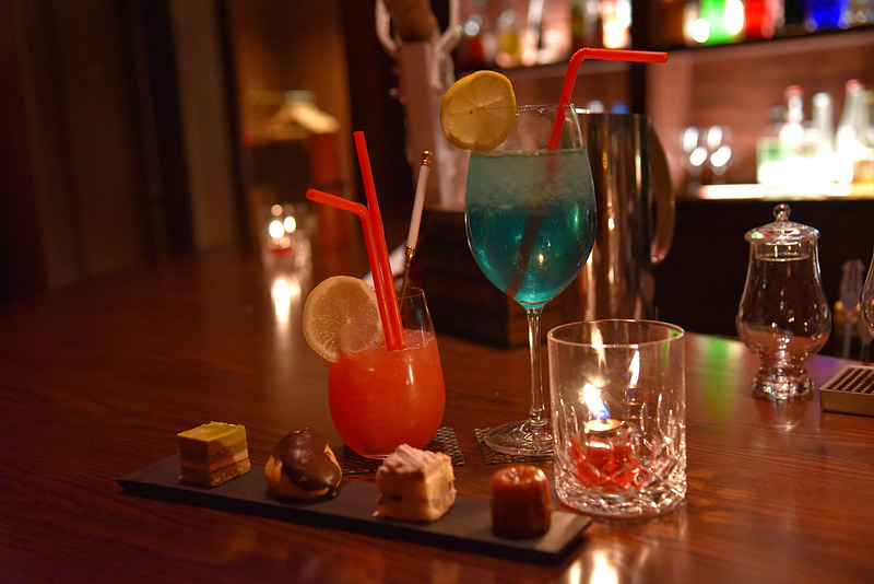 左から「クランベリーとグレープフルーツのバージンブリーズ」「おたる生ワインボール ナイアガラ」「プティケーキ4点盛り」