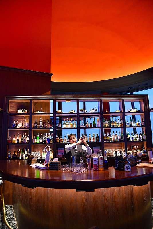 カウンターから見上げるとロッソ（赤）のドームが見える