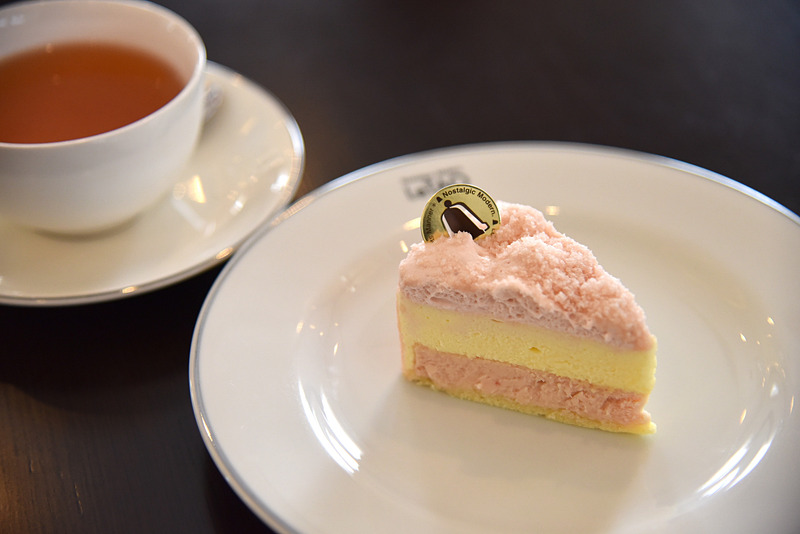 「ケーキセット」（972円）をオーダー。選んだのは季節限定の「北海道限定北海道苺のドゥーブル」