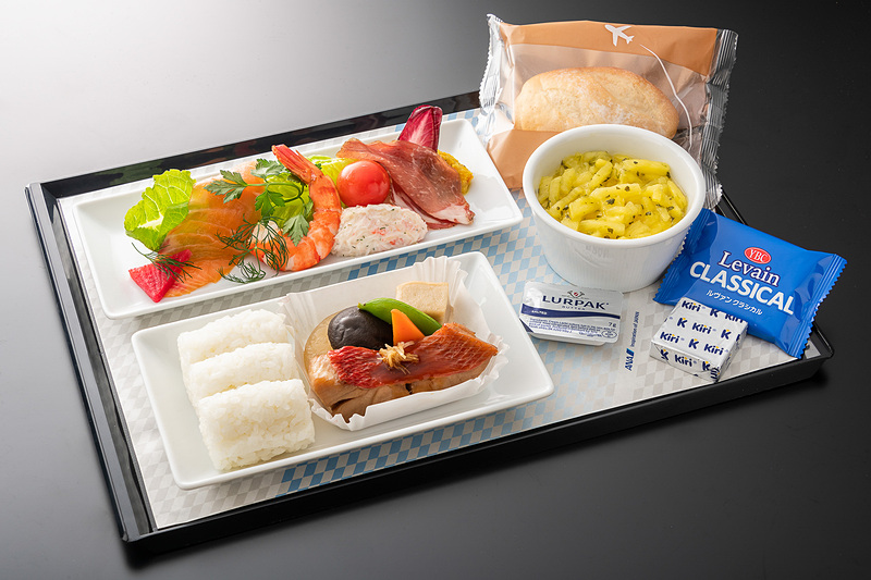 ANAは国際線での機内食や寝具、アメニティなどの新機内サービスを3月1日から提供する