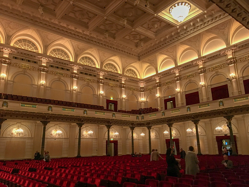 絢爛豪華な大ホール