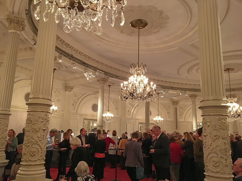 休憩中に飲み物を楽しむ人たち