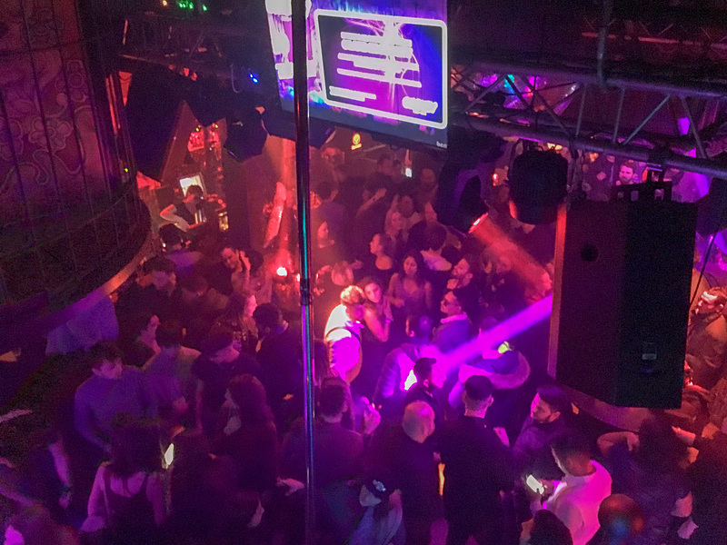 若い男女でごった返し