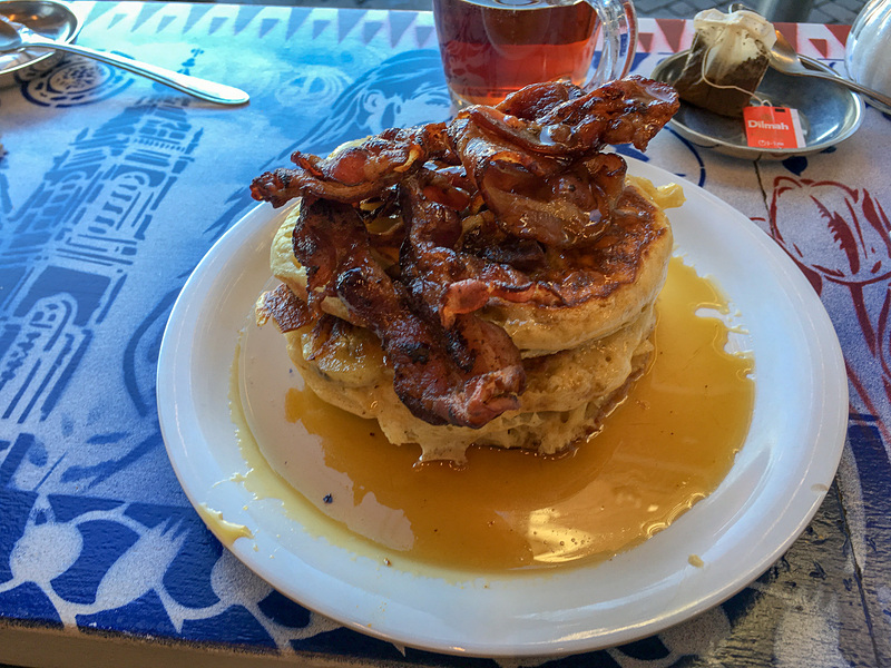 アメリカ風バナナとベーコンのパンケーキ