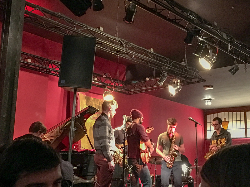 食後に近くの「agenta」にてジャズを聴きました