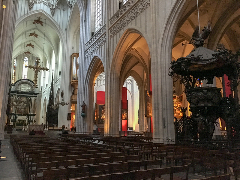 アントワープ聖母大聖堂内部。ローマ・カトリックの協会ならではの造り